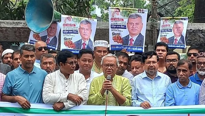 প্রেসক্লাবের সামনে যুবদল ও ছাত্রদলের সাবেক নেতাদের উদ্যোগে মানববন্ধন