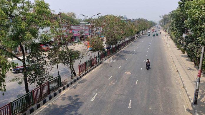 তীব্র খরতাপে অনেকটাই ফাঁকা ঢাকার রাজপথ