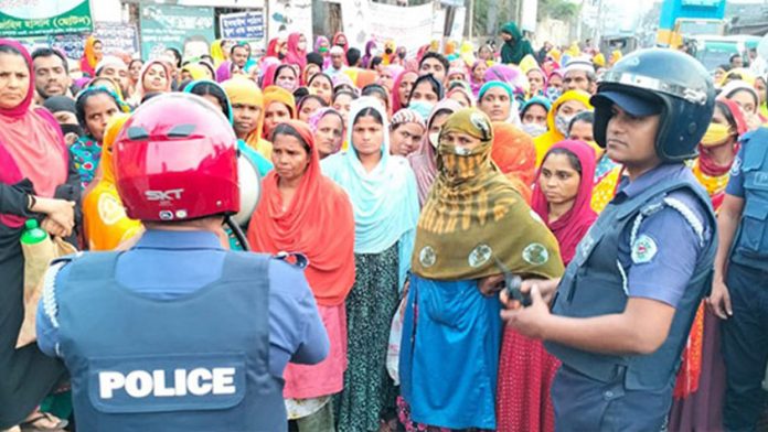 গাজীপুরে বকেয়া বেতন ও বোনাসের দাবিতে সড়ক অবরোধ