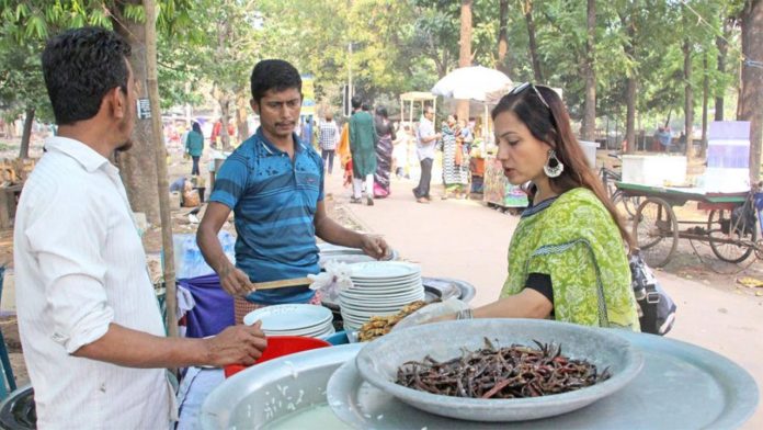 এবার পান্তা-ইলিশের দোকান কম দেখা গেছে ঢাকা রমনা ও সোহরাওয়ার্দী উদ্যান এলাকায় (ছবি: ফোকাস বাংলা)