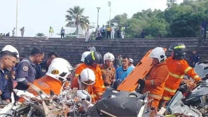 মধ্য আকাশে মালয়েশিয়ার নৌবাহিনীর দুটি হেলিকপ্টারের মধ্যে সংঘর্ষ