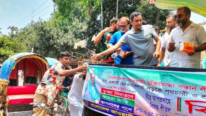 পথচারীদের মাঝে বিশুদ্ধ পানি ও স্যালাইন বিতরণ