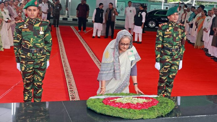 ধানমন্ডিতে বঙ্গবন্ধুর প্রতিকৃতিতে পুষ্পস্তবক অর্পণ করেন প্রধানমন্ত্রী ও আওয়ামী লীগ সভাপতি শেখ হাসিনা