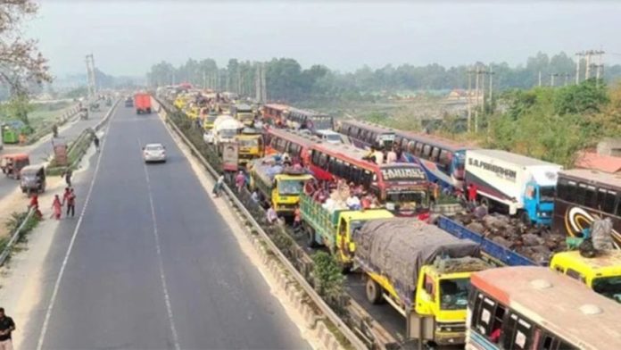 উত্তরের পথে দীর্ঘ যানবাহনের সারি।