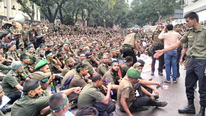 আন্দোলনে যাওয়া আনসার সদস্যরা