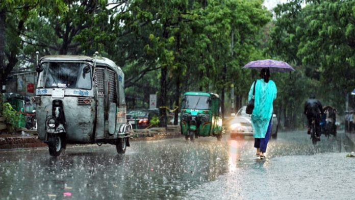 রাজধানীতে গুঁড়ি গুঁড়ি বৃষ্টি আর ঝড়ো বাতাস