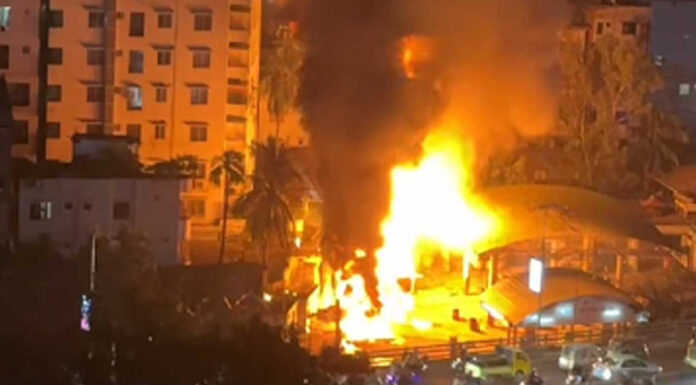 মহাখালীতে পেট্রোল পাম্পে আগুন মহাখালীতে পেট্রোল পাম্পে আগুন