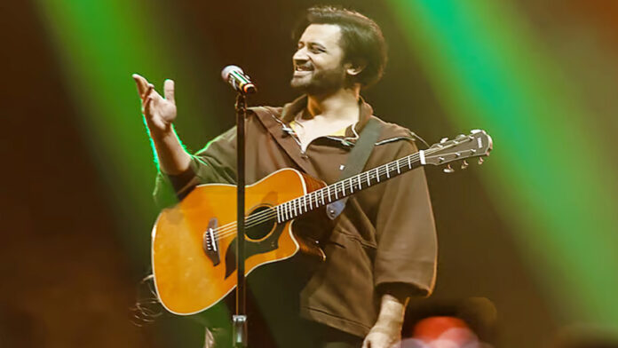 পাকিস্তানের জনপ্রিয় গায়ক আতিফ আসলাম