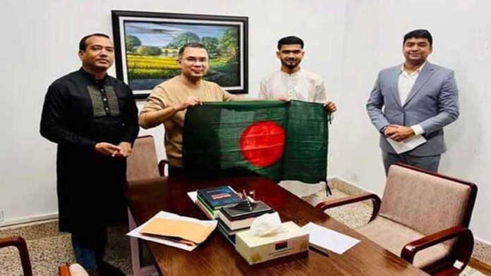 চেয়ারপারসন অফিসে দলের চেয়ারম্যানের হাতে পতাকা তুলে দেন মুত্তাকিন