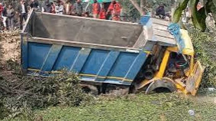 ডাম্প ট্রাকের চাপায় নিহত ৫