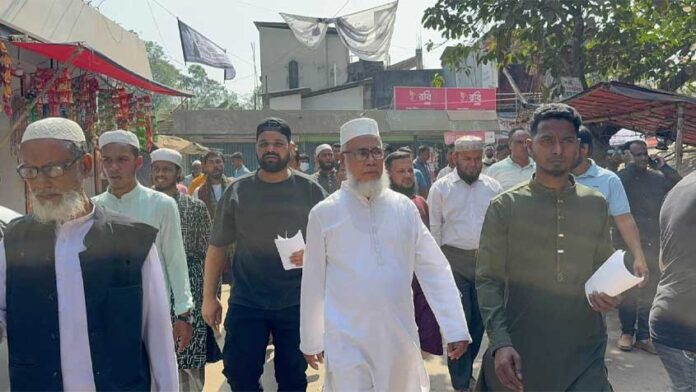 গণসংযোগকালে দাঁড়িপাল্লার প্রার্থী অধ্যক্ষ নুরুল আমিন