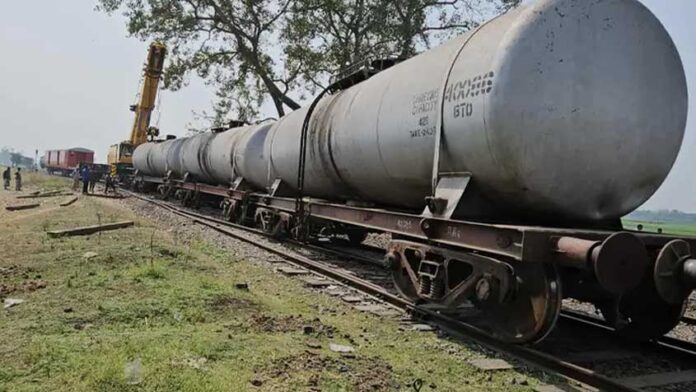 চাঁপাইনবাবগঞ্জে তেলবাহী ট্রেন লাইনচ্যুত