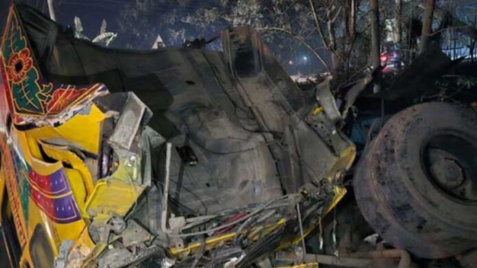 ট্রেনের ধাক্কায় ট্রাক পড়ল বসতবাড়ির ওপর