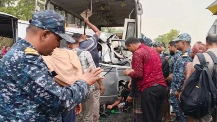 বাগেরহাটে বাস-মাইক্রোবাস সংঘর্ষ