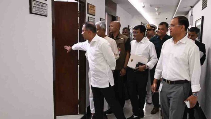 নিজ দফতরে না গিয়ে হেঁটে বিভিন্ন মন্ত্রণালয় পরিদর্শন করেন প্রধানমন্ত্রী তারেক রহমান।