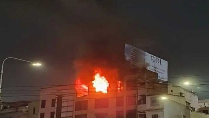 বনানীতে বহুতল ভবনে আগুন