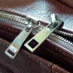 ব্যাগের চেইন তাড়াহুড়োয় আটকে গেলে,সহজ সমাধান মিলবে পেন্সিলে তাড়াহুড়োয় আটকে গেল ব্যাগের চেইন পেন্সিলেই মিলবে সহজ সমাধান