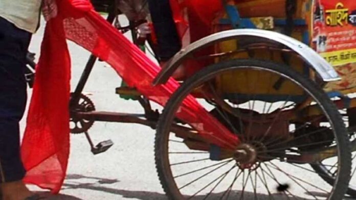 রিকশার চাকায় ওড়না পেঁচিয়ে প্রাণ গেল এক নারীর