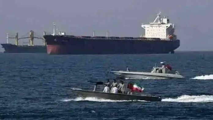 হরমুজ প্রণালিতে তেল ট্যাঙ্কারে ইরানি গানবোটের গোলাবর্ষণ