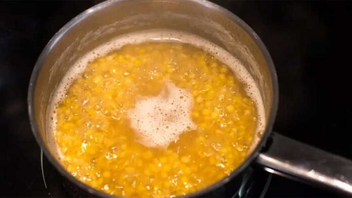 রান্নার সময় ডালে যে ফেনা ওঠে, সেটি কি ফেলে দেবেন