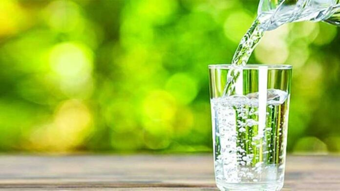 সকালে খালি পেটে লবণ পানি পানের প্রভাব