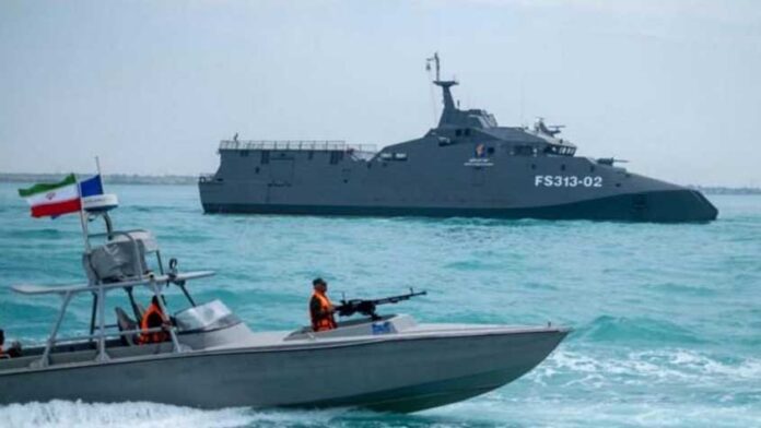 হরমুজ প্রণালিতে মাইন পুঁততে আসা নৌযানকে দেখলেই গুলির নির্দেশ ট্রাম্পের