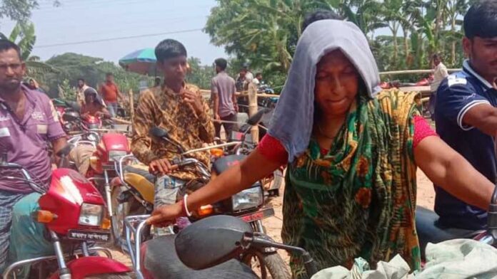 ছেলের জীবিকা বাঁচাতে পেট্রোল নিতে লাইনে মা