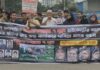 নারায়ণগঞ্জে ৭ খুনের রায় কার্যকরের দাবিতে স্বজনদের মানববন্ধন নারায়ণগঞ্জের আলোচিত সাত খুনের রায় দ্রুত কার্যকরের দাবিতে সিদ্ধিরগঞ্জের মৌচাক বাসস্ট্যান্ড এলাকায় ঢাকা-চট্টগ্রাম মহাসড়কে মানববন্ধন করেন নিহতদের স্বজন ও এলাকাবাসী