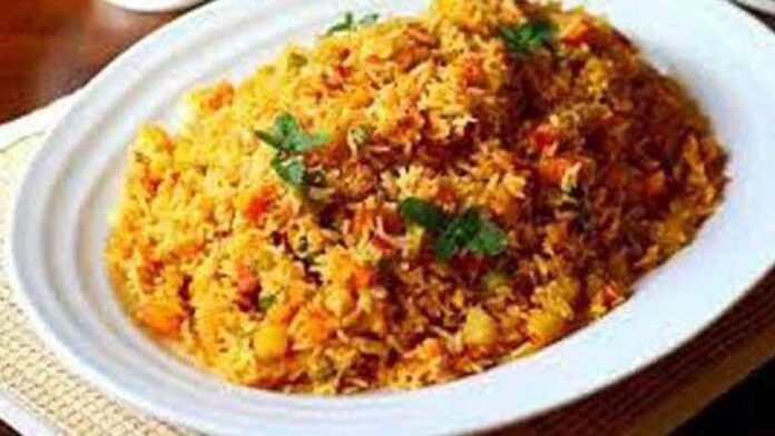 বৃষ্টির দিনে পাতে ল্যাটকা না ভুনা খিচুড়ি? কোনটি পছন্দ আপনার?