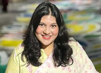 অভিনেত্রী কারিনা কায়সারকে নেয়া হলো দেশের বাইরে কনটেন্ট ক্রিয়েটর ও অভিনেত্রী কারিনা কায়সার