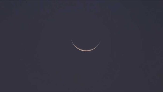 আবুধাবিতে প্রথমবার দিনের আলোয় ধরা পড়ল জিলহজ মাসের চাঁদ