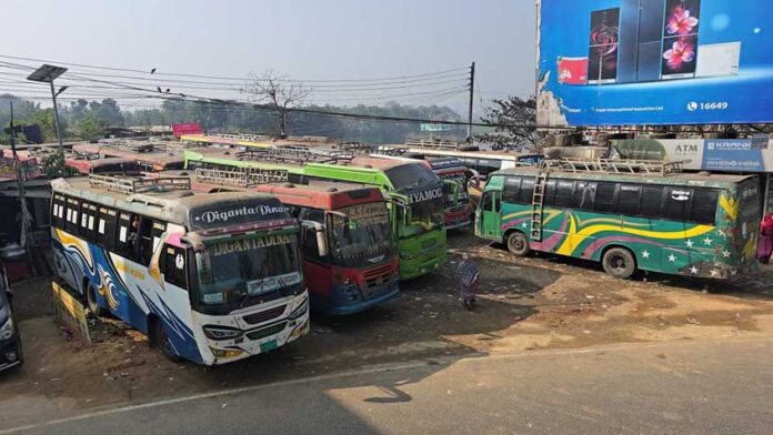 চাঁদপুরের হাজীগঞ্জে যাত্রীবাহী বাস বোগদাদ ও আইদি পরিবহনের শ্রমিকদের ওপর হামলার অভিযোগ উঠেছে। এদিকে হামলার প্রতিবাদে এবং নিরাপত্তার দাবিতে অনির্দিষ্টকালের জন্য কুমিল্লা-চাঁদপুর রুটে বাস চলাচল বন্ধের ঘোষণা দিয়েছেন শ্রমিকরা। বুধবার (২০ মে) রাতে হাজীগঞ্জ পৌরসভা বলাখাল বাজার এলাকায় এ ঘটনা ঘটে বলে জানা গেছে। পরিবহন শ্রমিকদের দাবি, অজ্ঞাতনামা দুর্বৃত্তদের অতর্কিত হামলায় তাদের ১৫টি বাস ভাঙচুরের শিকার  হয়েছে এবং অন্তত ২০ জন শ্রমিক আহত হয়েছেন। তবে হাজীগঞ্জ উপজেলা স্বাস্থ্য কমপ্লেক্স সূত্রে জানা গেছে, আহত অবস্থায় ১২ জন চিকিৎসা নিয়েছেন। যাদের মধ্যে ৫ জনকে ভর্তি করা হয়েছে।   আহত শ্রমিকদের মধ্যে রয়েছেন মো. হান্নান (২৮), আকরাম হোসেন (৩০), আমজাদ হোসেন (৩০), ইমান হোসেন (২৩), নাহিদ (২০), রেজাউল করিম (৩৬), আবুল হোসেন (৪১), হৃদয় হোসেন (২৫), মো. সুমন (৪৫), আকাশ (২০), শাহআলম (২৬) ও রিদয় হোসেন (২৪)। চিকিৎসাধীন শ্রমিকরা জানান, স্কুল মাঠে রাখা বাসগুলোতে থাকা শ্রমিকদের উপর হঠাৎ অন্ধকারের মধ্যে একদল দুর্বৃত্ত হামলা চালায়। এসময় শ্রমিকদের মারধরের পাশাপাশি একের পর এক বাস ভাঙচুর করা হয়। বোগদাদ পরিবহনের সুপারভাইজার ইউসুফ ও ওমর ফারুকসহ কয়েকজন শ্রমিক জানান, হামলার ঘটনায় পরিবহন শ্রমিকদের মধ্যে আতঙ্ক ছড়িয়ে পড়েছে। তারা দ্রুত হামলাকারীদের শনাক্ত ও বিচারের দাবি জানান।   এদিকে হামলার প্রতিবাদে এবং নিরাপত্তার দাবিতে বিচার না হওয়া পর্যন্ত কুমিল্লা-চাঁদপুর আঞ্চলিক মহাসড়কে বোগদাদ ও আইদি পরিবহনের সকল বাস অনির্দিষ্টকালের জন্য বন্ধ থাকার ঘোষণা দিয়েছেন শ্রমিকরা।   অনির্দিষ্টকালের জন্য কুমিল্লা-চাঁদপুর রুটে বাস চলাচল বন্ধ