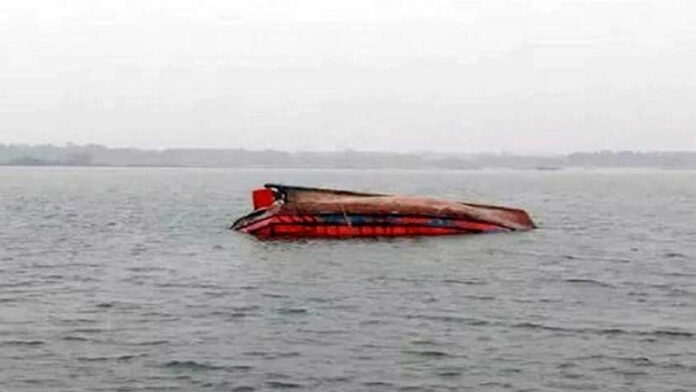 যমুনা নদীতে নৌকা ডুবে ১০ জন নিখোঁজ