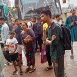 বৃষ্টিতে ঘরমুখো মানুষের ভোগান্তির শেষ নেই বৃষ্টিতে ভোগান্তি বেড়েছে ঘরমুখো মানুষের
