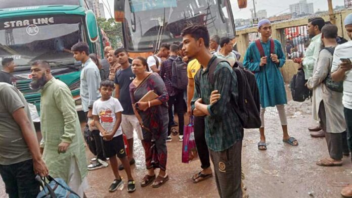 বৃষ্টিতে ভোগান্তি বেড়েছে ঘরমুখো মানুষের