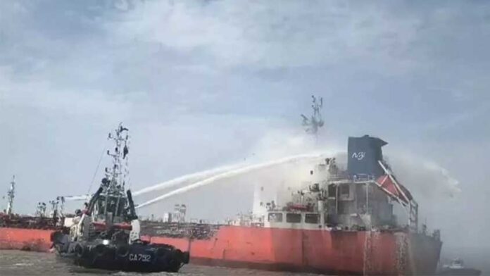 চট্টগ্রামে তেলবাহী জাহাজে আগুন