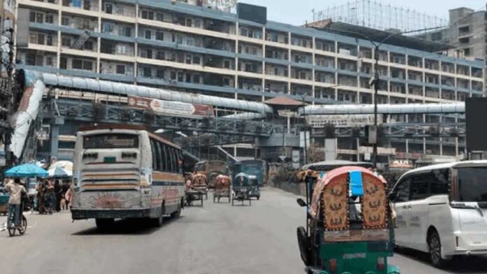 পুরোনো রূপে ফিরছে ঢাকা, বেড়েছে গণপরিবহন