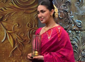 সোনার তৈরি কলস উপহার পেয়ে আবেগাপ্লুত অপু বিশ্বাস ঢাকাই চলচ্চিত্রের জনপ্রিয় অভিনেত্রী অপু বিশ্বাস