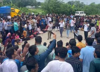 অপ্রতিম হত্যার বিচারের দাবিতে ঢাকা-চট্টগ্রাম মহাসড়ক অবরোধ