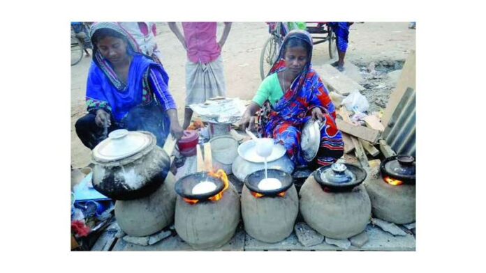 রাস্তার পাশের পিঠা-পুরির দোকান